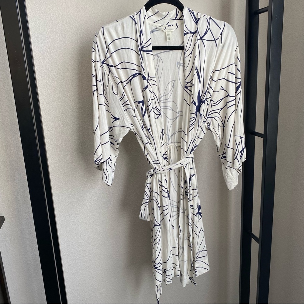 Soma Women's Bathrobe Size S/M White Floral Stretch 3/4 Sleeve Belted‎ Soft